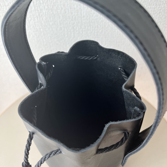 スムースレザー　レザーハンドルミニ巾着バッグ　ブラック　レザーハンドバッグ 6枚目の画像