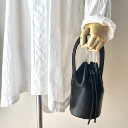 ブラックレザー巾着型ハンドバッグ スムースレザー レザーハンドルミニ巾着バッグ ブラック レザー