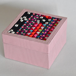 【カルトナージュ】カレン族のファブリック使用したキューブボックス　ピンク 2枚目の画像