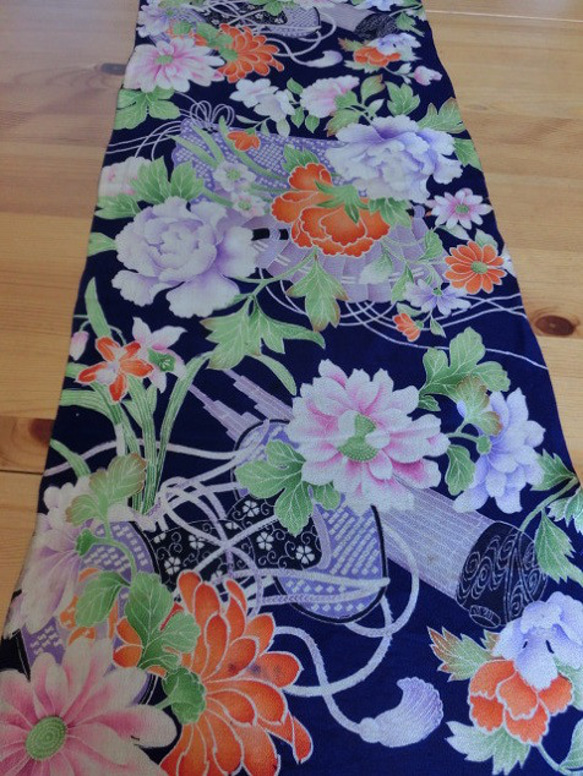 ＊古布＊正絹一越縮緬＊雅楽器・四季の花＊３３ｘ９５ｃｍ＊はぎれ◇アンティーク＊手作り＊袋物＊市松人形＊お細工物・ 2枚目の画像