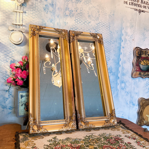 アンティーク　ゴールド装飾スタンドミラー アンティークな部屋/ エレガントなスタンドミラー/ 2面鏡