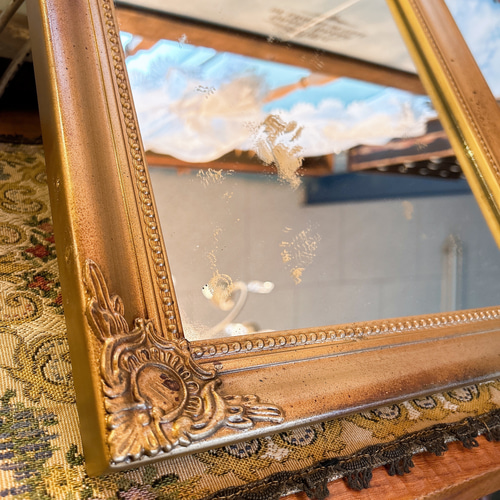 シャビーでエレガントなゴールドの壁掛けミラー　金属フレーム アンティークな部屋/ エレガントなウォールミラー/ 2way式（シャビー