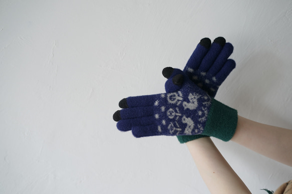 スマホ対応手袋と靴下3足　ネイビー手袋セット ALCEDO【冬支度ハンドメイド2022】 2枚目の画像