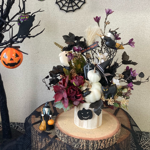 Halloween！カボチャランタンを持った黒い森の魔女