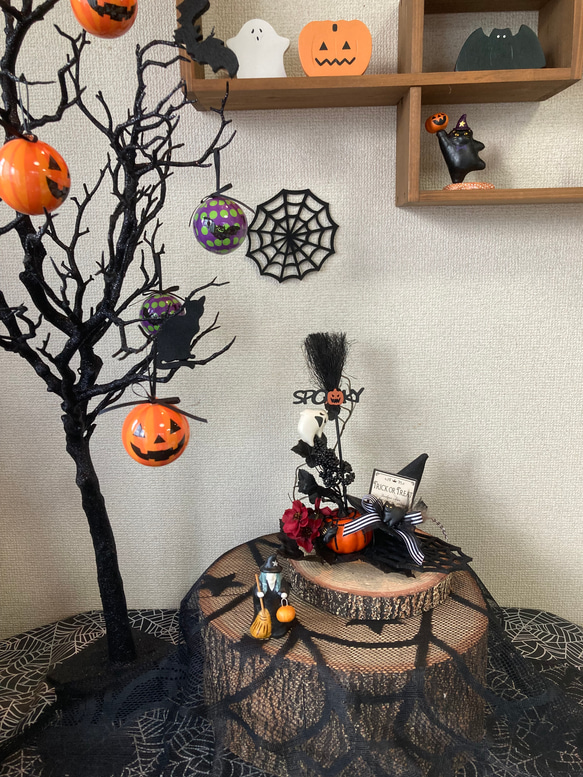 ＂Halloween！カボチャランタンを持った黒い森の魔女"マグネット式のハロウィン張子人形 3枚目の画像