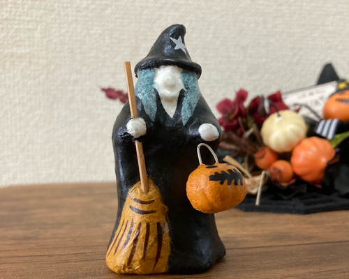 Halloween！カボチャランタンを持った黒い森の魔女