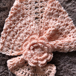 手編みのコサージュ付ミニマフラー(薄ピンク色) 2枚目の画像