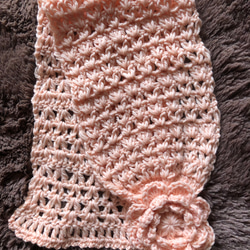 手編みのコサージュ付ミニマフラー(薄ピンク色) 4枚目の画像