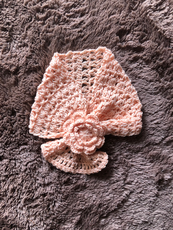 手編みのコサージュ付ミニマフラー(薄ピンク色) 1枚目の画像