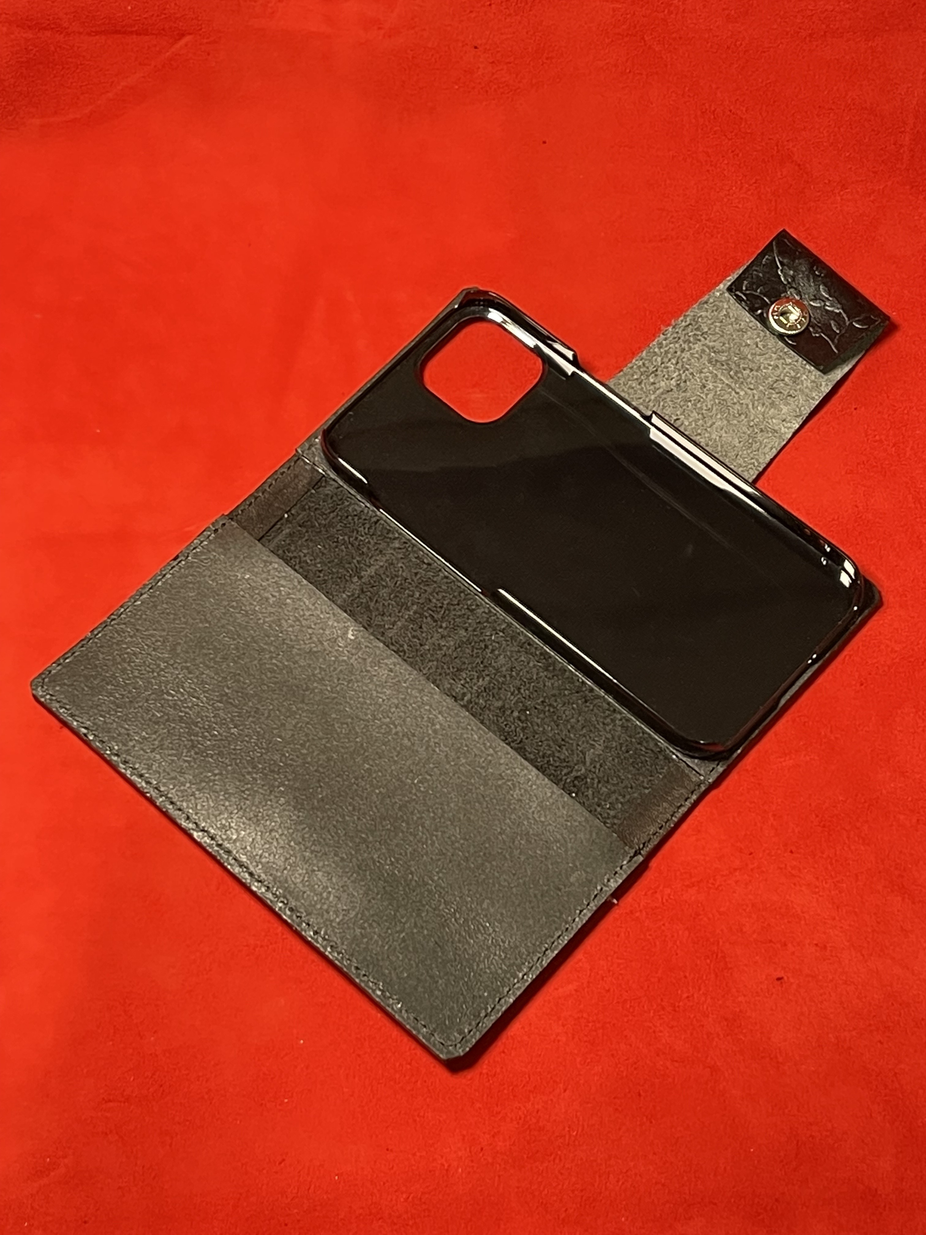 ぶろっiPhone13 スマホケース　【革　皮　レザー　手帳型　ボタン留め　個性   】