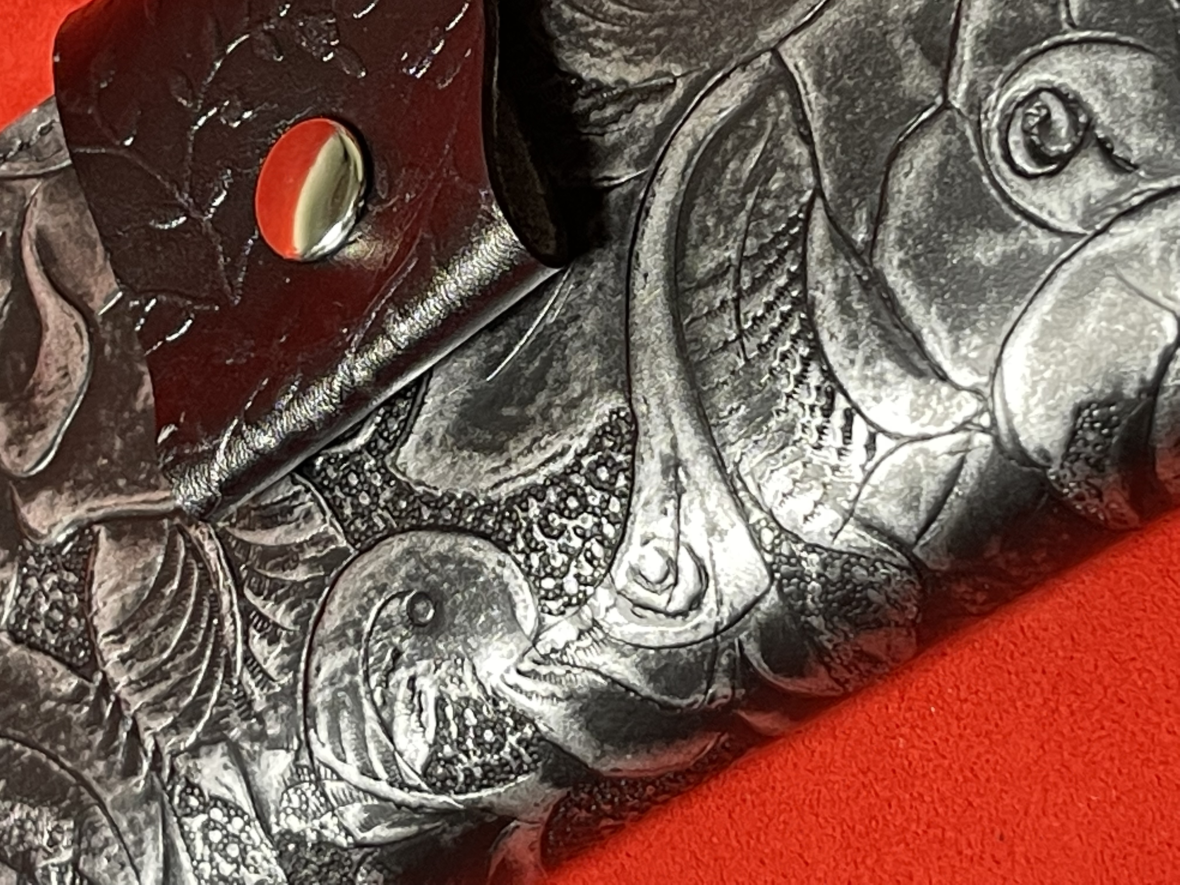 ぶろっiPhone13 スマホケース　【革　皮　レザー　手帳型　ボタン留め　個性   】