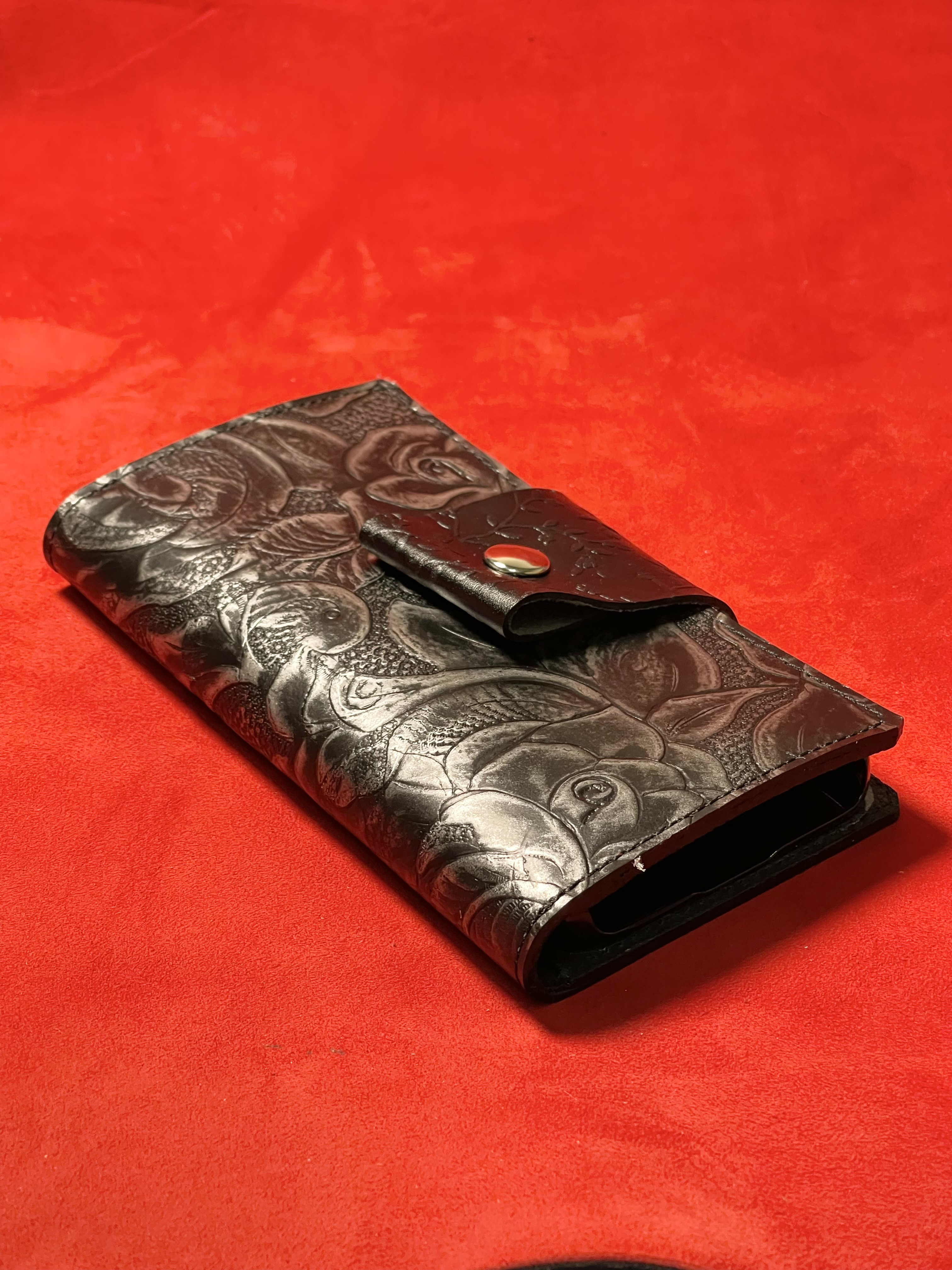 ぶろっiPhone13 スマホケース　【革　皮　レザー　手帳型　ボタン留め　個性   】