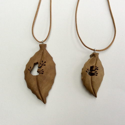 かえるカエル葉 ホウの木・緑系 くり抜き木製ネックレス(小 
