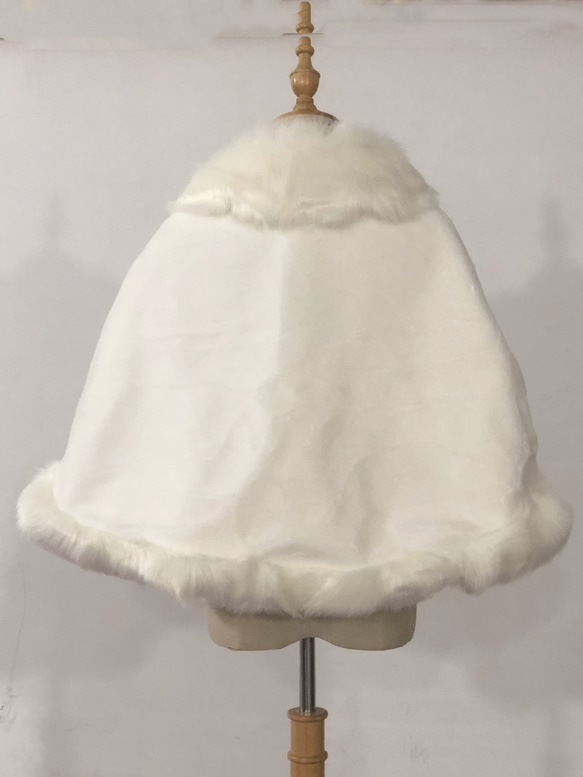 冬天穿在婚紗外的波萊羅外套或斗篷絨毛披肩斗篷 第2張的照片