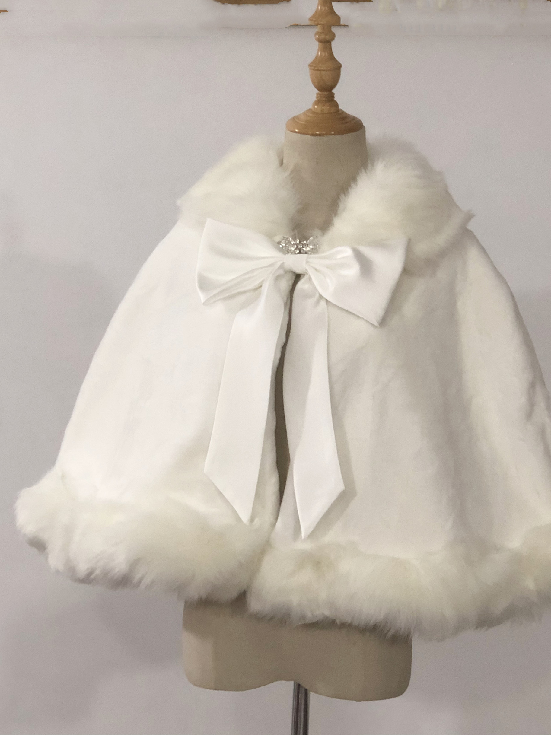 冬にウェディングドレスから羽織るボレロというかケープ モケット　ショール ポンチョ