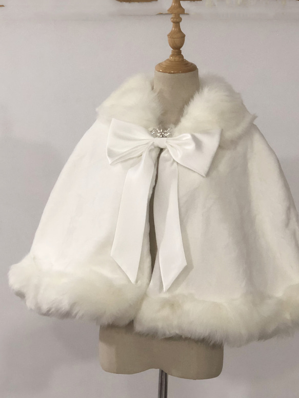 冬天穿在婚紗外的波萊羅外套或斗篷絨毛披肩斗篷 第1張的照片