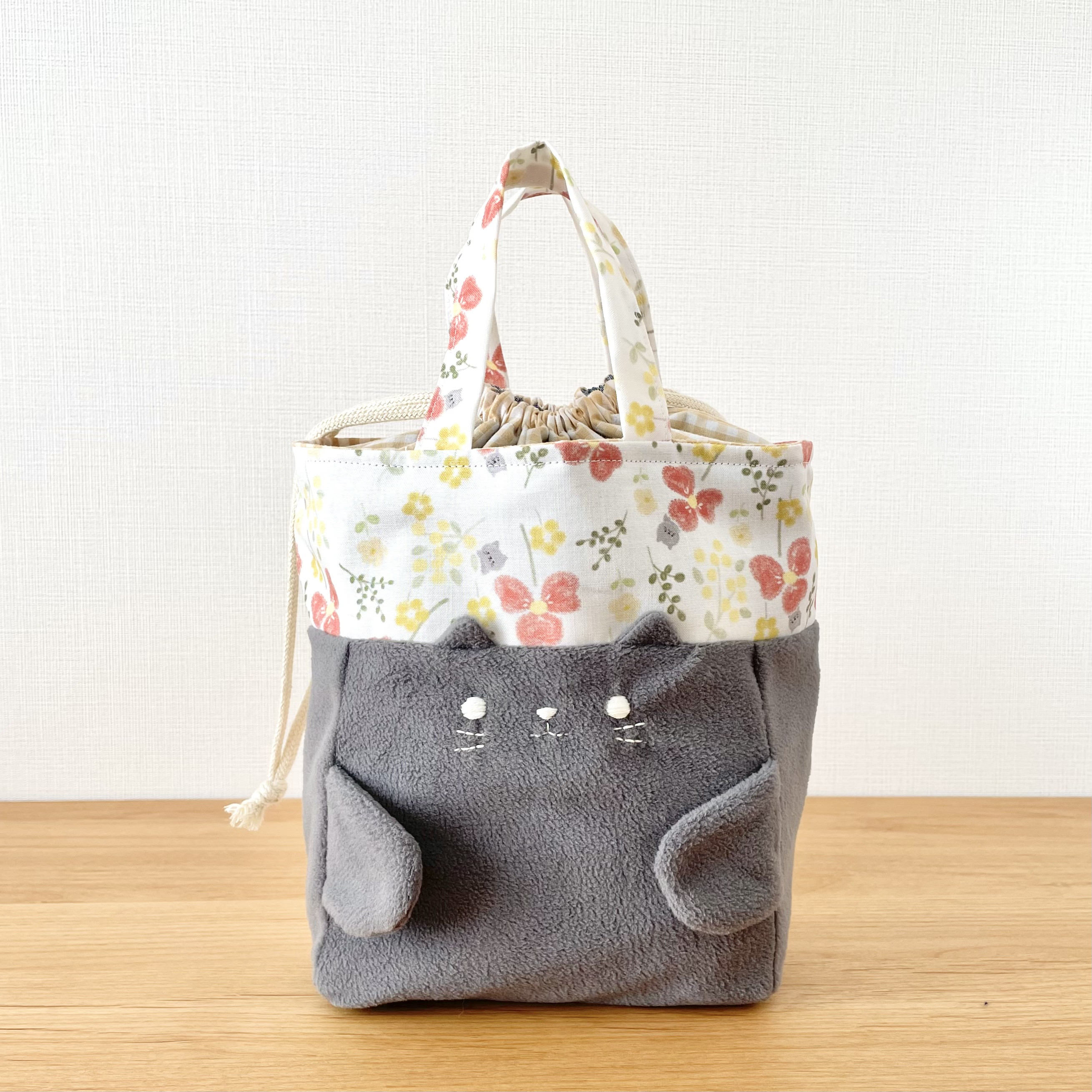 ぬいぐるみみたいな、ふわふわねこさんの巾着バッグ