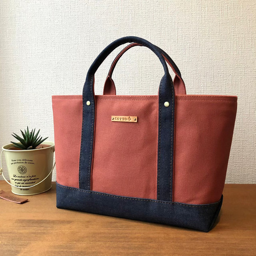 ワイドな荷物を入れやすい大きいサイズのコットントート