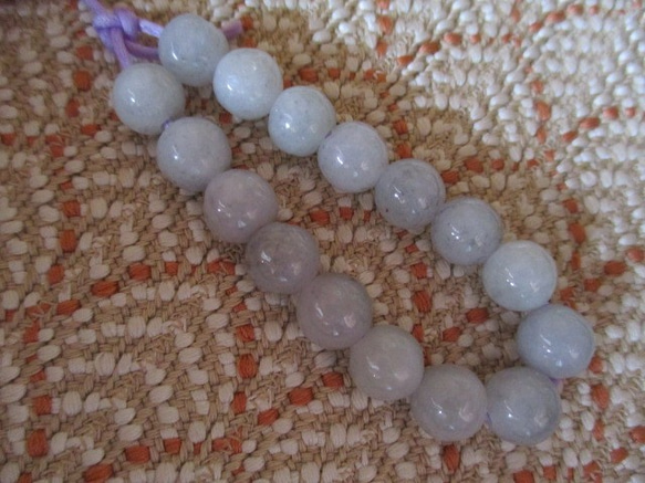 ラベンダーカラーのミャンマー翡翠留め珠の三眼天珠 お紐仕立てセミオーダーネックレス 3枚目の画像
