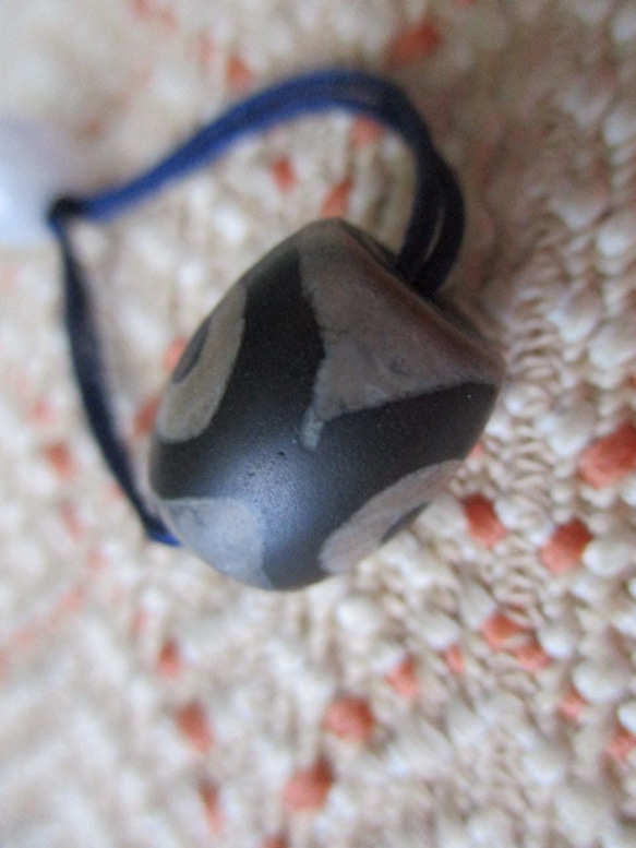 ラベンダーカラーのミャンマー翡翠留め珠の三眼天珠 お紐仕立てセミオーダーネックレス 5枚目の画像