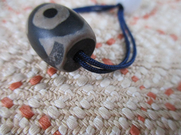 ラベンダーカラーのミャンマー翡翠留め珠の三眼天珠 お紐仕立てセミオーダーネックレス 6枚目の画像