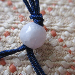ラベンダーカラーのミャンマー翡翠留め珠の三眼天珠 お紐仕立てセミオーダーネックレス 2枚目の画像