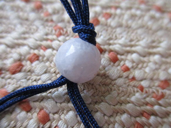 ラベンダーカラーのミャンマー翡翠留め珠の三眼天珠 お紐仕立てセミオーダーネックレス 2枚目の画像