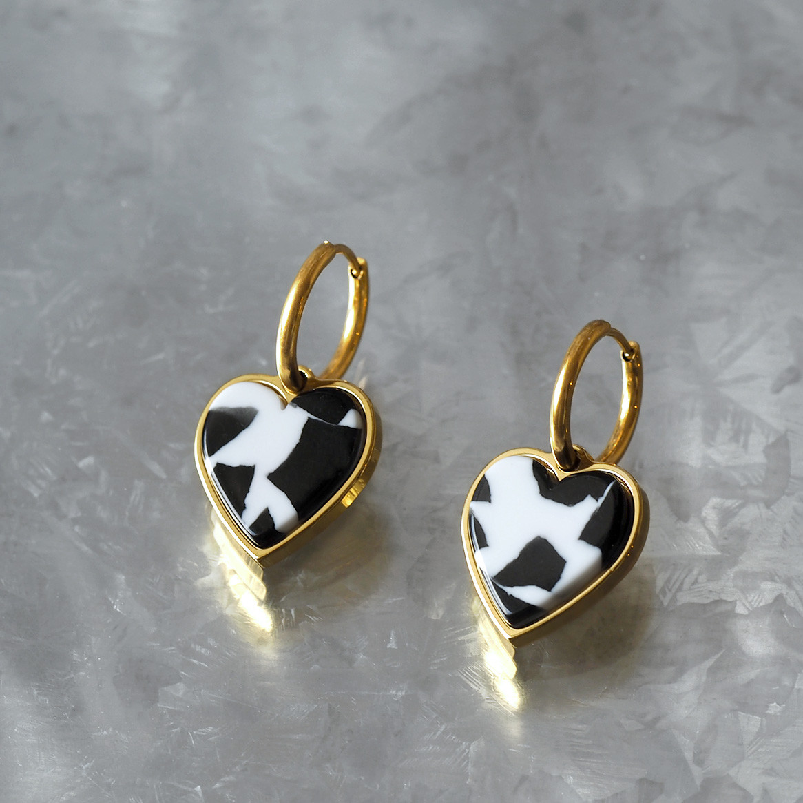 ハートフープピアス/イヤリング　ホワイト×ブラック