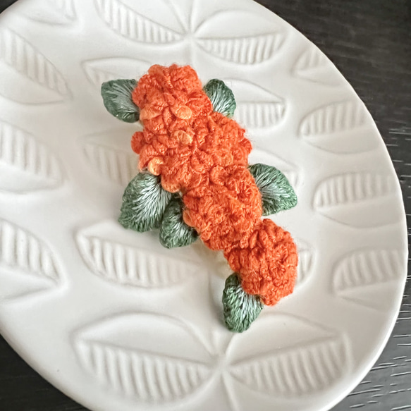 ちいさな金木犀風ヘアピン【立体刺繍】 8枚目の画像