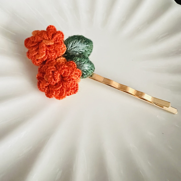 ちいさな金木犀風ヘアピン【立体刺繍】 3枚目の画像