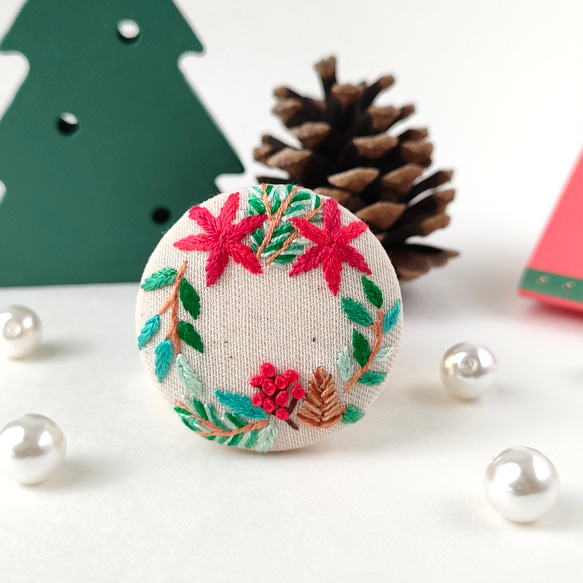 緑が映えるクリスマスリース刺繍ブローチ　オーナメント 1枚目の画像