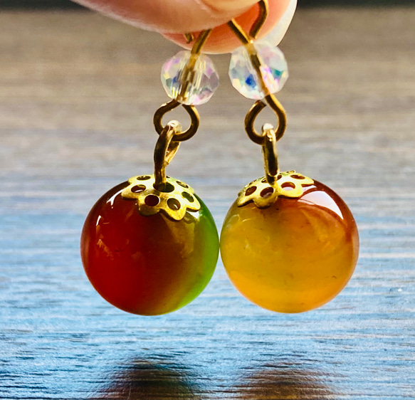 マルチカラー グラデーション フック ピアス 18K グリーン 孔雀瑪瑙(約10mm玉／12mm玉)のピアス(イヤリング) 魅惑のアース