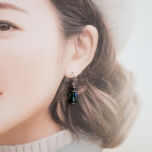 チェコビーズレクタングル ブルー＆メタリックピアス／イヤリング