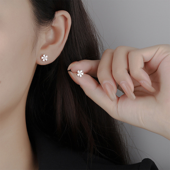 女用耳環 18K 金屬過敏相容小號 925 銀花金時尚可愛作品 第2張的照片
