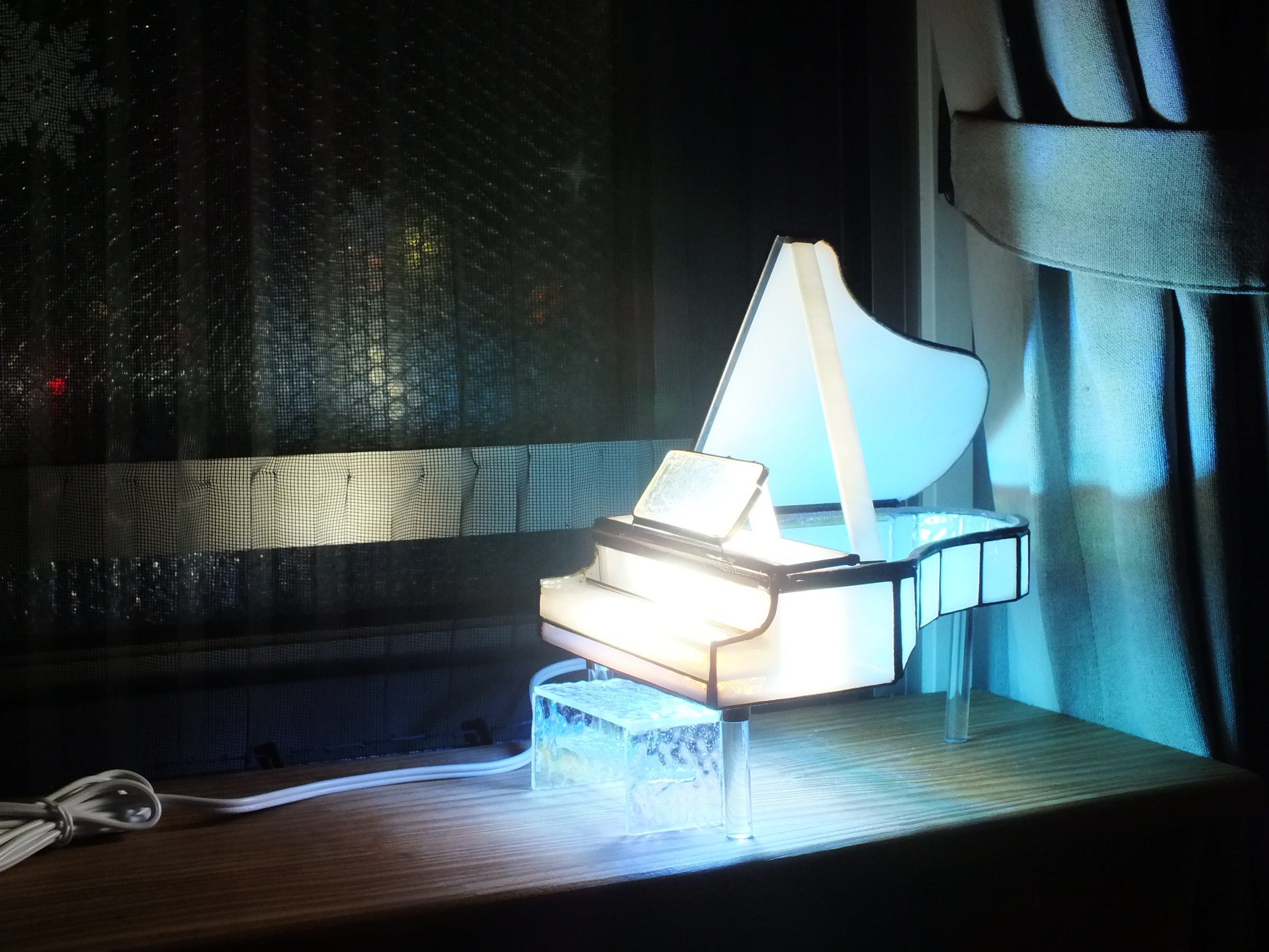 パステルブルーの白いグランドピアノ（ステンドグラスの手作りピアノ、LED電球付き）