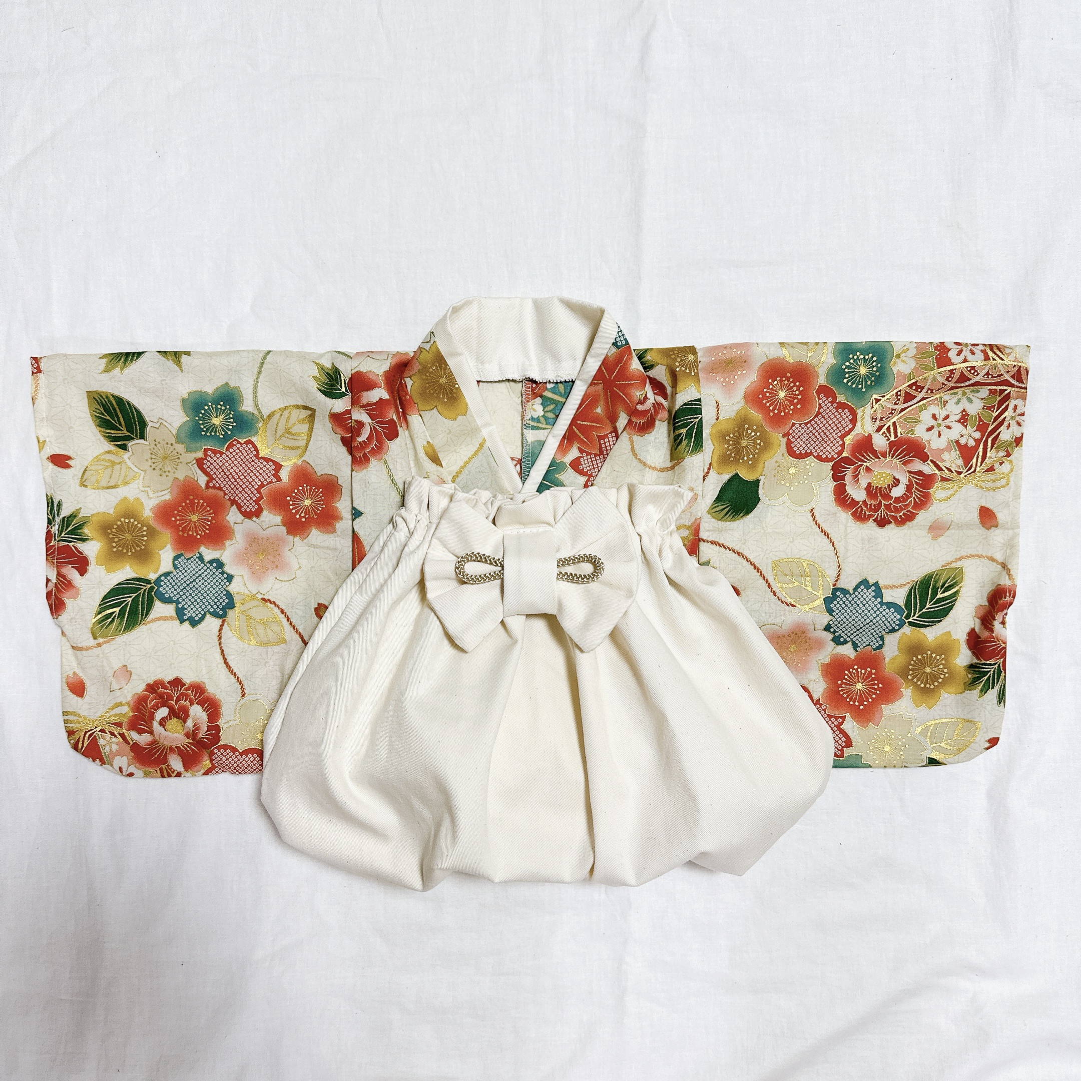 【3ヶ月〜5歳頃まで長い期間使える⭐︎】1番可愛いふわふわシルエットのベビー袴　和柄鞠×きなり袴