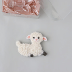 子羊のブローチ 2枚目の画像
