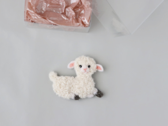 子羊のブローチ 2枚目の画像
