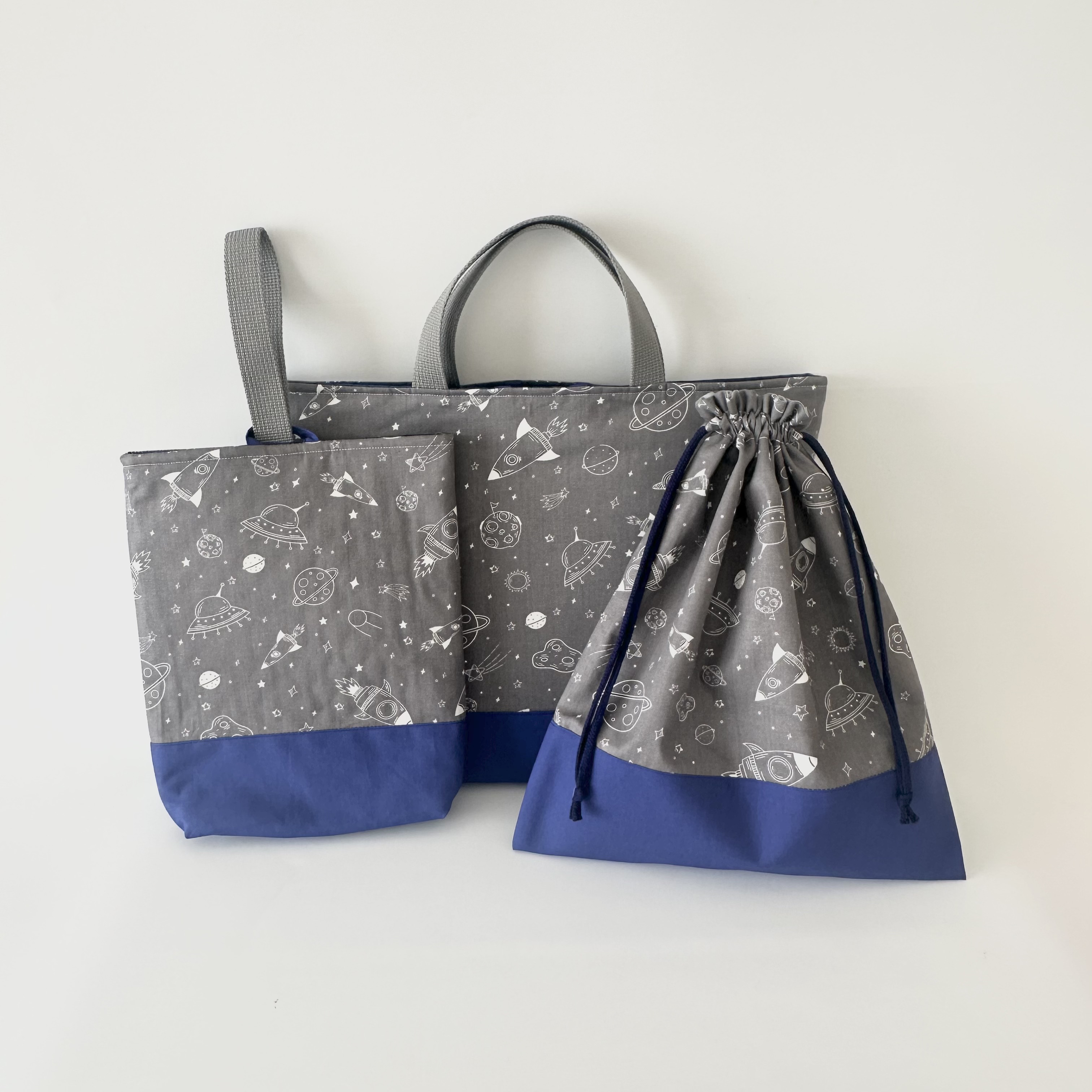 【70％OFF】 ロケット宇宙 グレー青 巾着 レッスンバッグ上履き袋 3点セット 手提げ・レッスンバッグ・入園グッズ