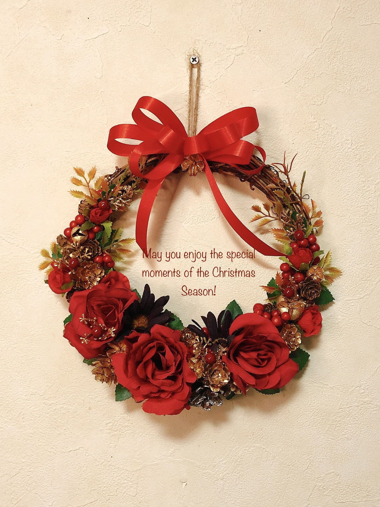 真っ赤なバラと木の実のクリスマスリース リース bee 通販｜Creema  