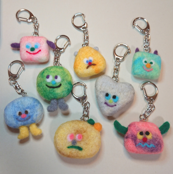 カラフル☆いろんな形モンスター キーホルダー acari 通販 14818638