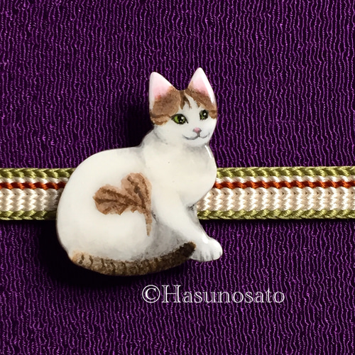 ハート柄のある猫 の 帯留め/ブローチ 【手描き 石塑粘土アクセサリー 