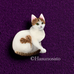 ハート柄のある猫 の 帯留め/ブローチ 【手描き 石塑粘土アクセサリー】ねこ ネコ 3枚目の画像
