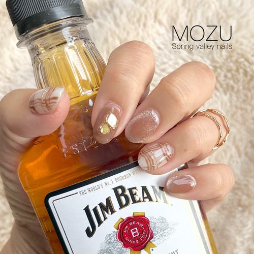 MOZU】頑張った自分へのご褒美。とっておきのお酒を開ける手元に輝く私  