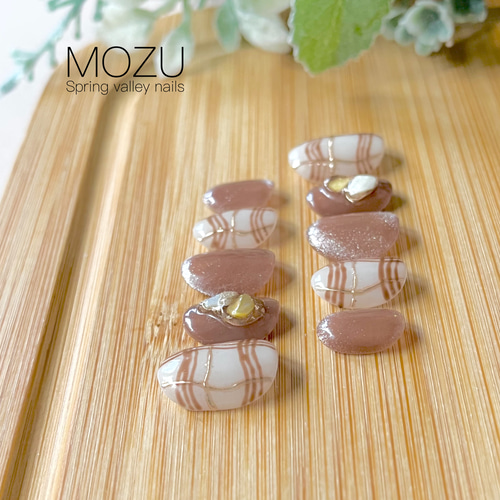 MOZU】頑張った自分へのご褒美。とっておきのお酒を開ける手元に輝く私  