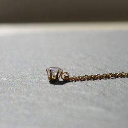 4mmレインボームーンストーンの一粒ネックレス　サージカルステンレス　華奢　シンプル　フォーマル　デイリー　春 6枚目の画像