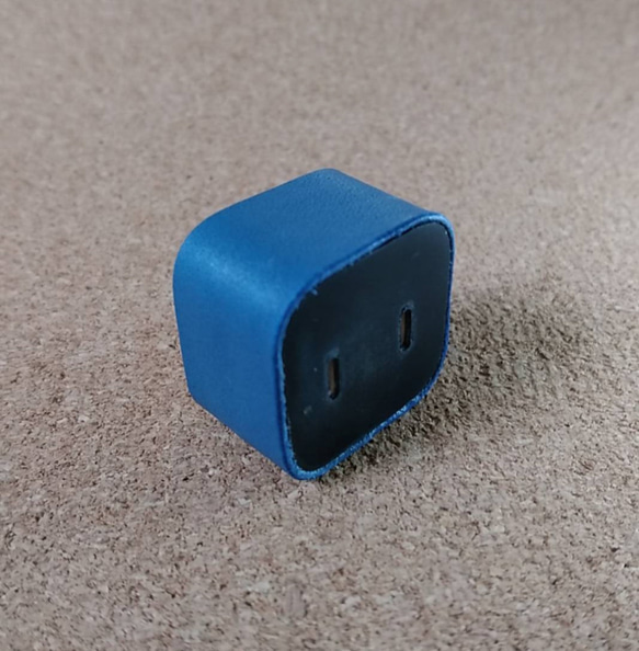 プラグが折りたためない充電器のレザーキャップ　ブルー×イエロー 3枚目の画像
