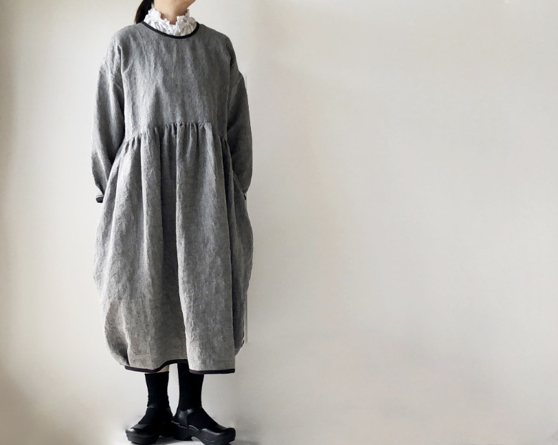可愛いけどきちんとしている**リネン・天日干しシャンブレー//襟周りと裾パイピング　グレイッシュワンピース 　コクーン