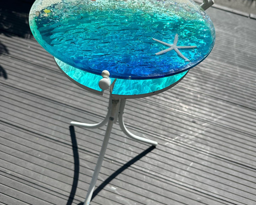 【美品】サイドテーブル　海　オーシャン　ビーチ　ターコイズブルー　レジンアート 新作 ターコイズブルームーンビーチ 水紋の影 穏やかな海ガラス