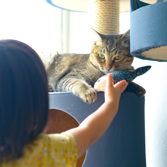 愛猫と一緒に抱きしめて！キューと鳴く魚のぬいぐるみ 6枚目の画像